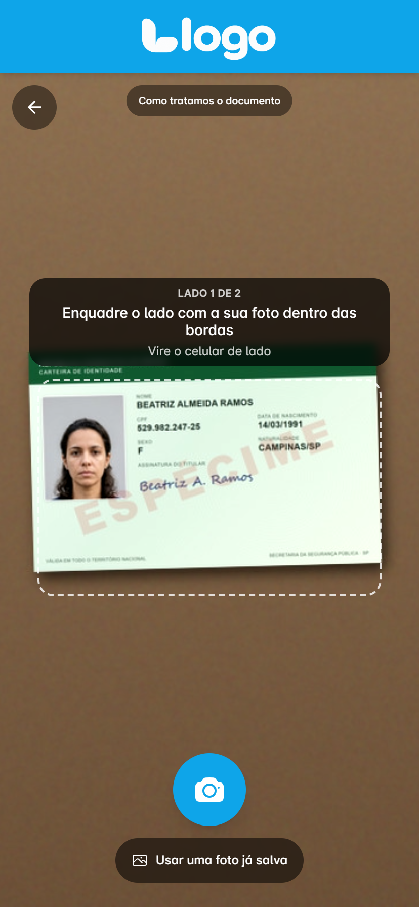 câmera aberta com o contorno tracejado, a instrução acima dele e o botão de captura